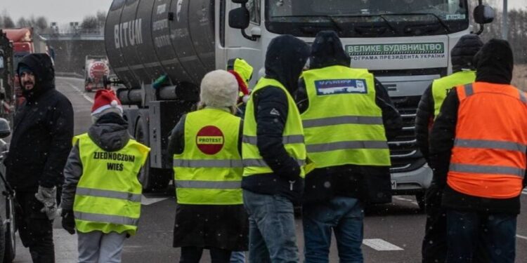 Piquetes del campo en Europa: productores de Polonia cortan rutas en la frontera con Ucrania