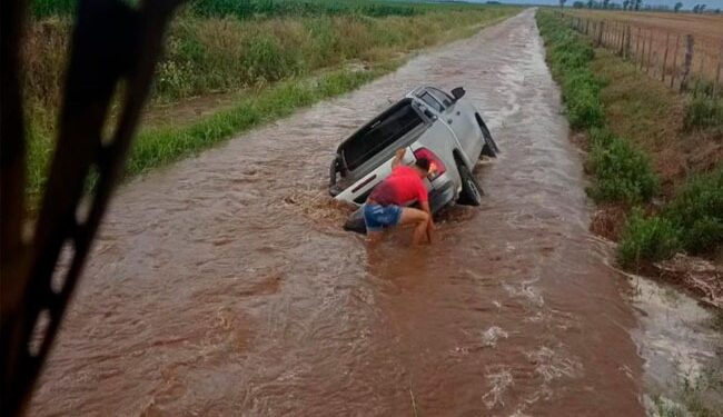 Severa tormenta en Córdoba: granizo y caminos rurales anegados