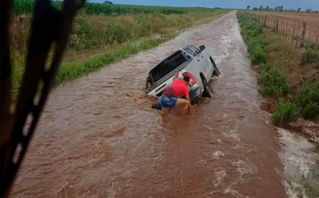 Severa tormenta en Córdoba: granizo y caminos rurales anegados