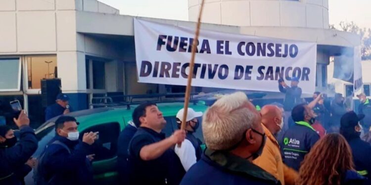 Mientras Sancor culpa a Atilra de perder $ 4.500 millones, otra empresa láctea denuncia bloqueos