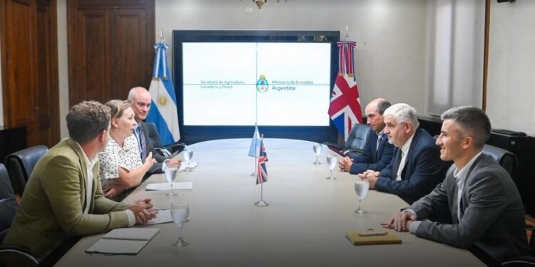 Vilella recibió a la embajadora británica en la Argentina Kirsty Hayes