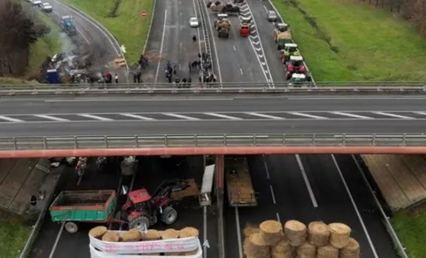 En Francia los productores cortaron la frontera