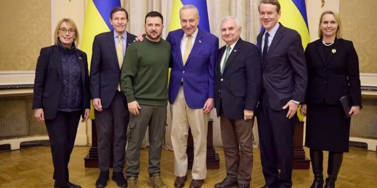 Zelensky se reunió con senadores estadounidenses en medio del bloqueo en el Congreso de EEUU por la ayuda a Ucrania
