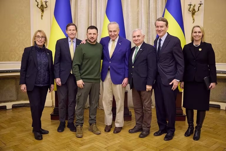 Zelensky se reunió con senadores estadounidenses en medio del bloqueo en el Congreso de EEUU por la ayuda a Ucrania