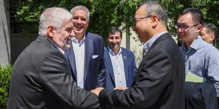 El embajador de China visitó un frigorífico en La Plata