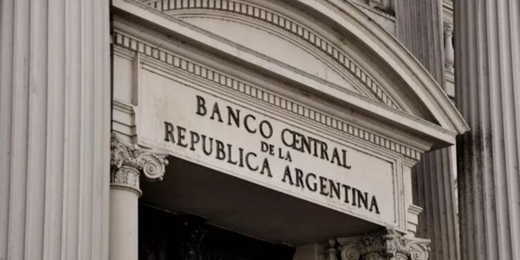 El Banco Central tomó una medida que facilita las importaciones de alimentos