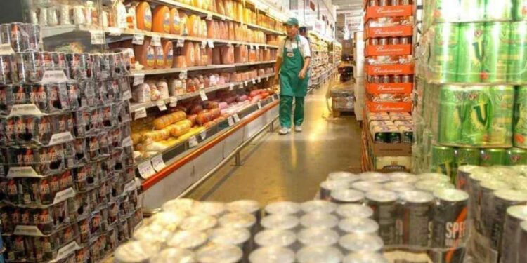 Las ventas en supermercados y en mayoristas bajaron 13,8% anual en enero