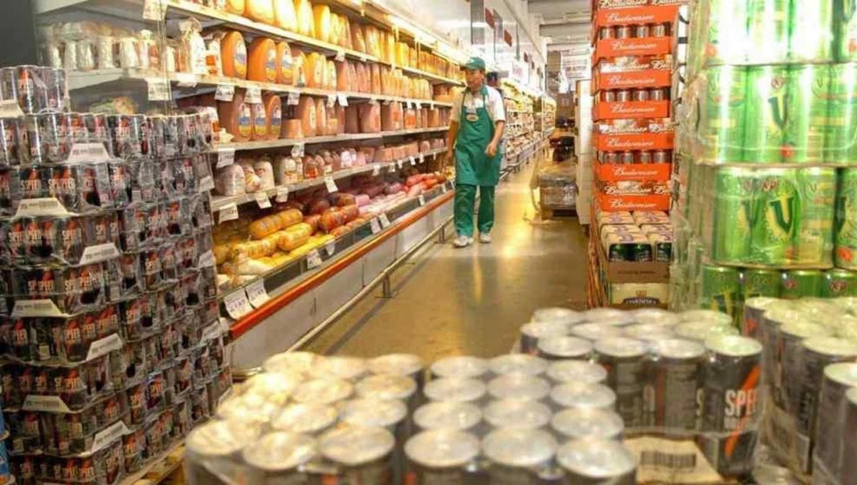 Las ventas en supermercados y en mayoristas bajaron 13,8% anual en enero