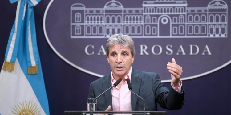 Caputo anunció medidas para “favorecer al agro”: se bajan los aranceles para importar herbicidas
