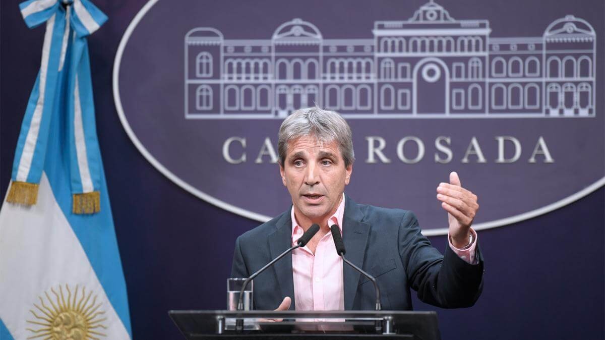Caputo anunció medidas para “favorecer al agro”: se bajan los aranceles para importar herbicidas