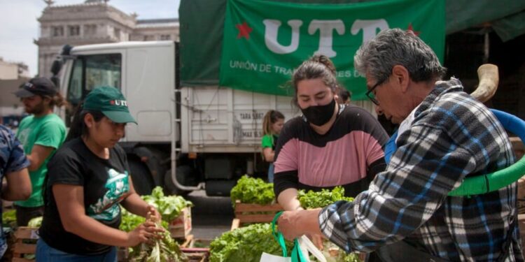 Organizan un “verdurazo solidario contra el ajuste” en la Plaza del Congreso