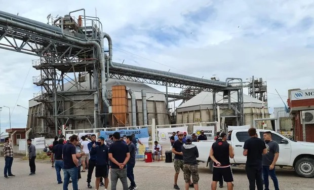 Trabajadores aceiteros acordaron un aumento salarial del 25 % para abril