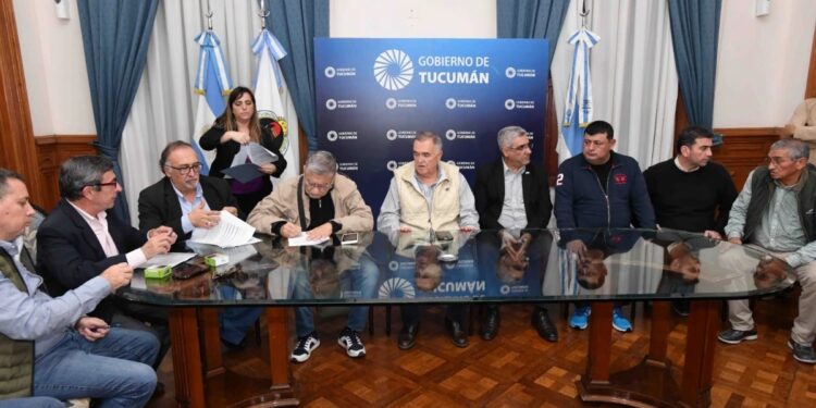 Paritarias: hubo acuerdo en el sector sucroalcoholero y continuará la zafra