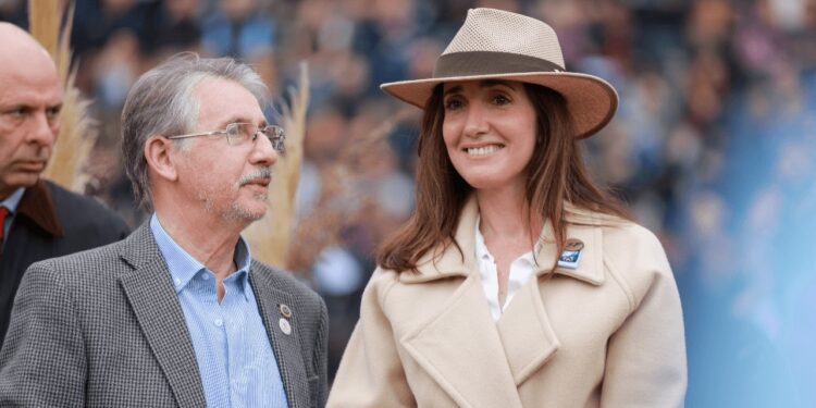 Villarruel elogió al campo y visitó La Rural con una compañía llamativa