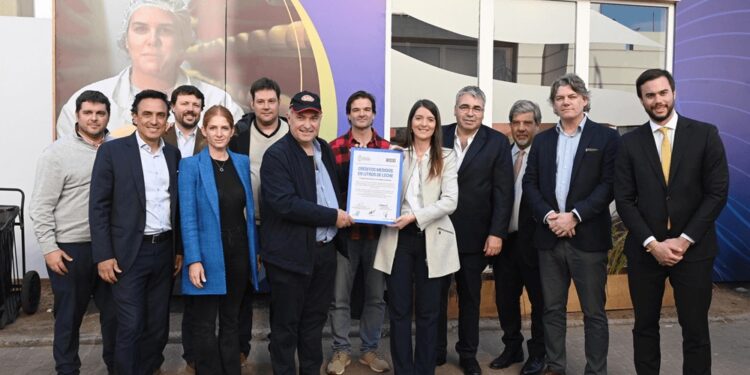 Se otorgó el primer crédito “en litros de leche”, que será para robotizar un tambo