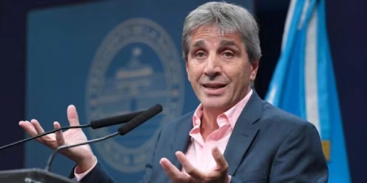 Caputo confirmó que este lunes baja el Impuesto PAIS