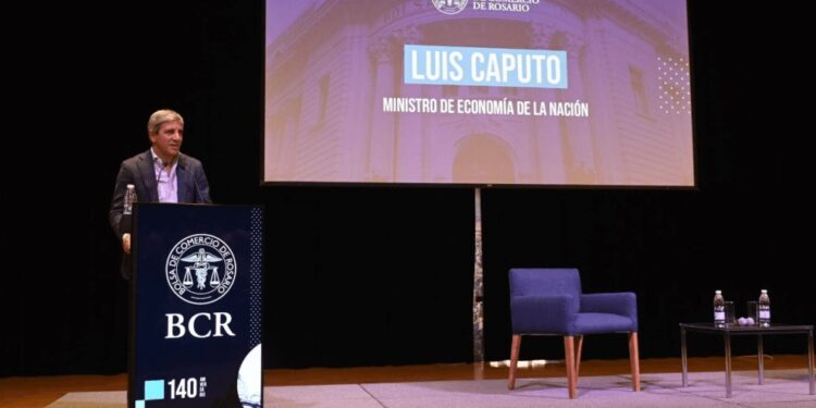 En Rosario, Caputo habló de una concesión por 30 años de la hidrovía y con riesgo 100% privado