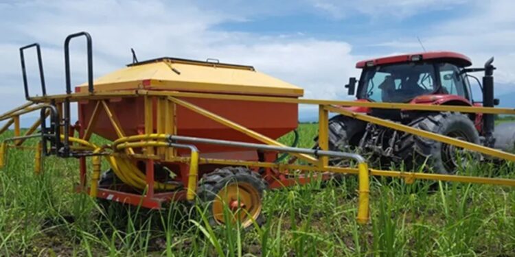 En algunos lotes cañeros de la provincia, la tarea de fertilización ya avanza a pleno ritmo
