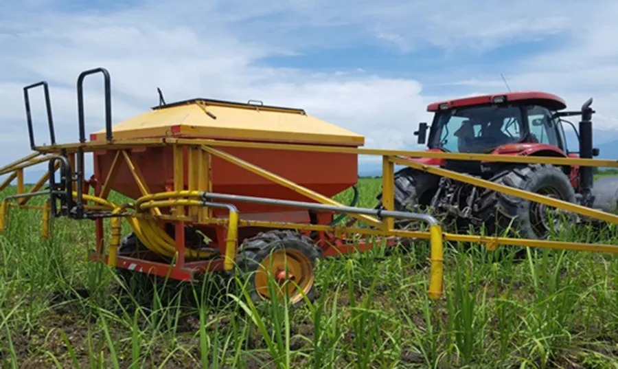 En algunos lotes cañeros de la provincia, la tarea de fertilización ya avanza a pleno ritmo