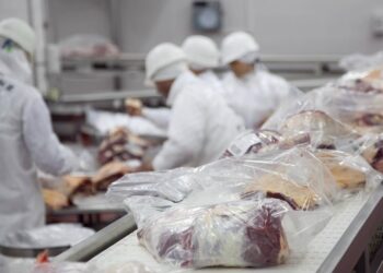 La cadena de la carne comenzó a delinear una estrategia de defensa luego de la acusación desde China
