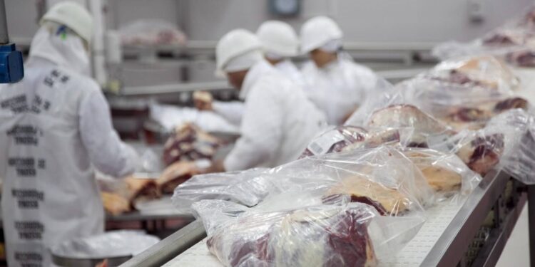 La cadena de la carne comenzó a delinear una estrategia de defensa luego de la acusación desde China