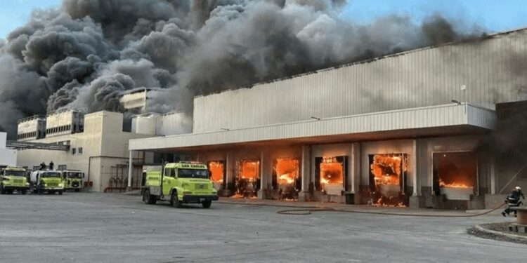 Drama en La Plata: se incendió el frigorífico Gorina, uno de los más grandes del país