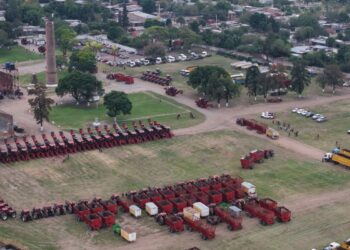 La zafra azucarera toma ritmo con las máquinas en los campos