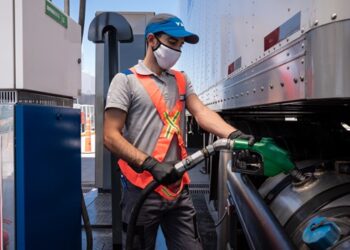 Beneficia al campo en plena cosecha: YPF anunció una baja del 4% en la nafta y el gasoil