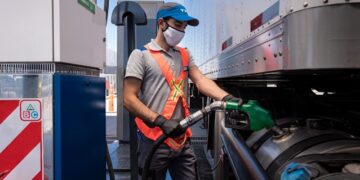 Beneficia al campo en plena cosecha: YPF anunció una baja del 4% en la nafta y el gasoil