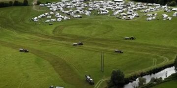 Productores rociaron con estiercol a un grupo de 400 caravanas que invadieron un campo