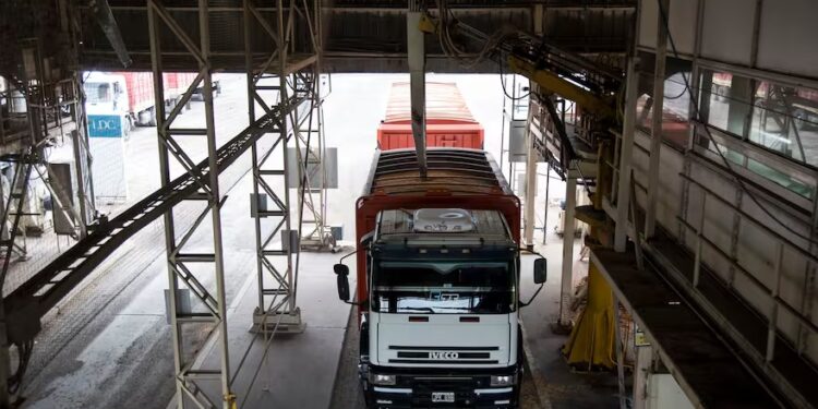 Desregulación histórica: el Gobierno eliminó las tarifas de referencia para fletes agropecuarios