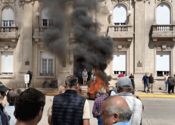 “Estamos hartos”: fuerte protesta de productores frente al municipio de 9 de julio por las inundaciones