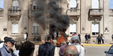 “Estamos hartos”: fuerte protesta de productores frente al municipio de 9 de julio por las inundaciones