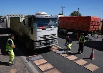 Aplicarán multas de más de 17 millones de pesos a los camiones con exceso de peso en Santa Fe: serán controles móviles