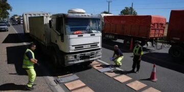 Aplicarán multas de más de 17 millones de pesos a los camiones con exceso de peso en Santa Fe: serán controles móviles