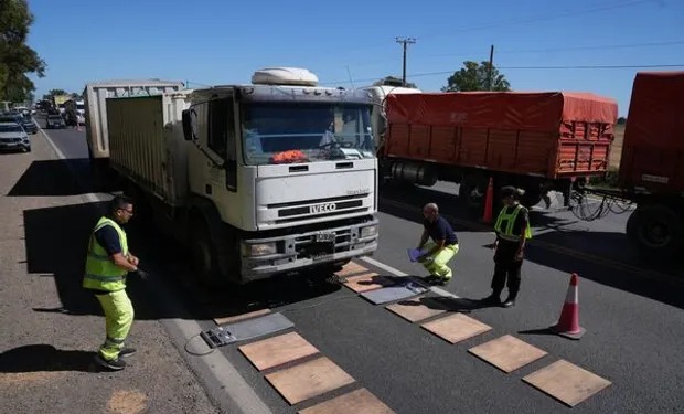 Aplicarán multas de más de 17 millones de pesos a los camiones con exceso de peso en Santa Fe: serán controles móviles