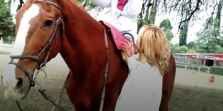 Equinoterapia en la universidad: una diplomatura pionera que integra salud, territorio y bienestar animal