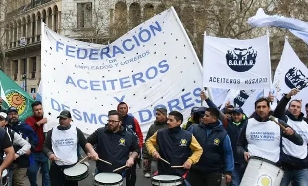 Paro total de aceiteros: plantas sin operar por la reforma laboral y la industria cuestionó que se trata de una medida política