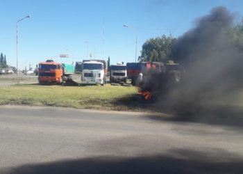Transportistas cortan rutas en plena cosecha y hay alerta en los agroexportadores