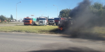 Transportistas cortan rutas en plena cosecha y hay alerta en los agroexportadores