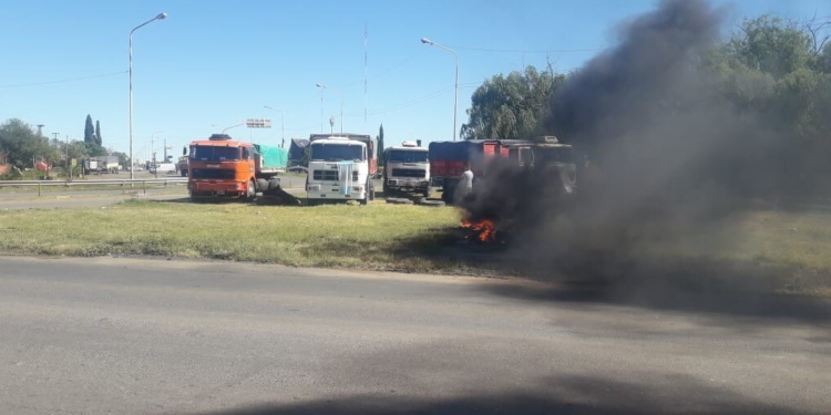 Transportistas cortan rutas en plena cosecha y hay alerta en los agroexportadores