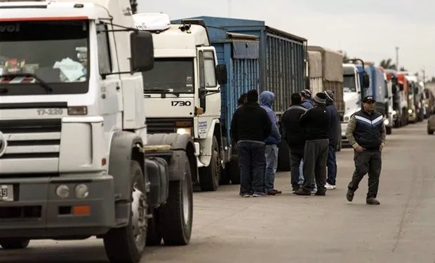 Transportistas de Buenos Aires bloquean ingresos a puertos tras no aceptar la nueva tarifa