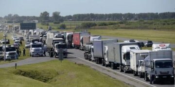 Caos logístico: 11.000 camiones por día llegan a los puertos y “los accesos son una catástrofe”