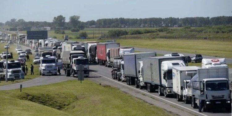 Caos logístico: 11.000 camiones por día llegan a los puertos y “los accesos son una catástrofe”