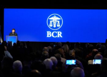Milei fue a Rosario y volvió a escuchar el reclamo por retenciones, pero no dejó mensajes para el agro